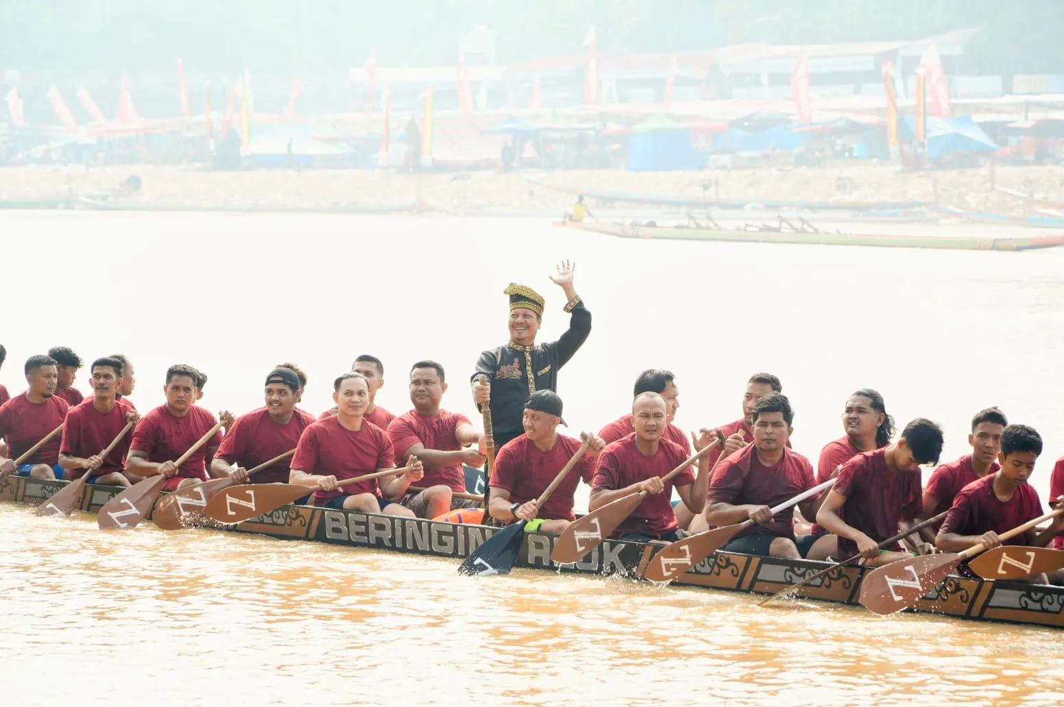 PLT Bupati Muklisin Jadi Timboruang, Jalur Selendang Puti Rano Biso Raih Runner Up Pacu Jalur Eksibisi