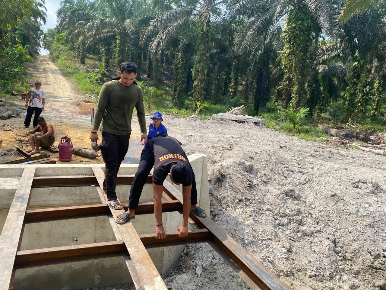 Progres Pembangunan Jembatan Merah Putih Presisi di Desa Sungai Kuning Capai 70 Persen