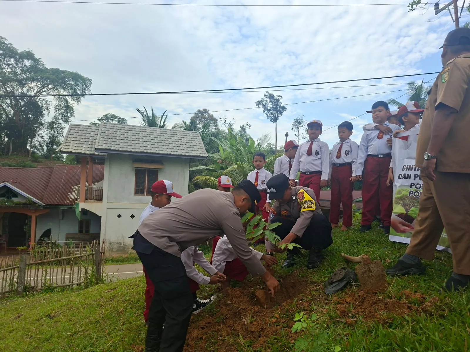 Polsek LTD Tanamkan Cinta Lingkungan Sejak Dini Melalui Program Green Policing di SDN 003 Logas