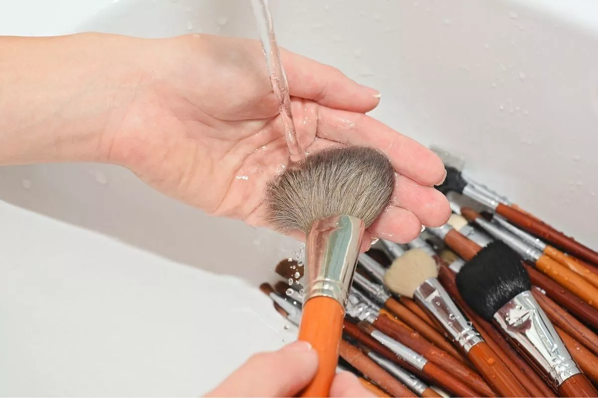 Cara Mencuci Brush Makeup yang Benar Agar Awet dan Bebas Bakteri