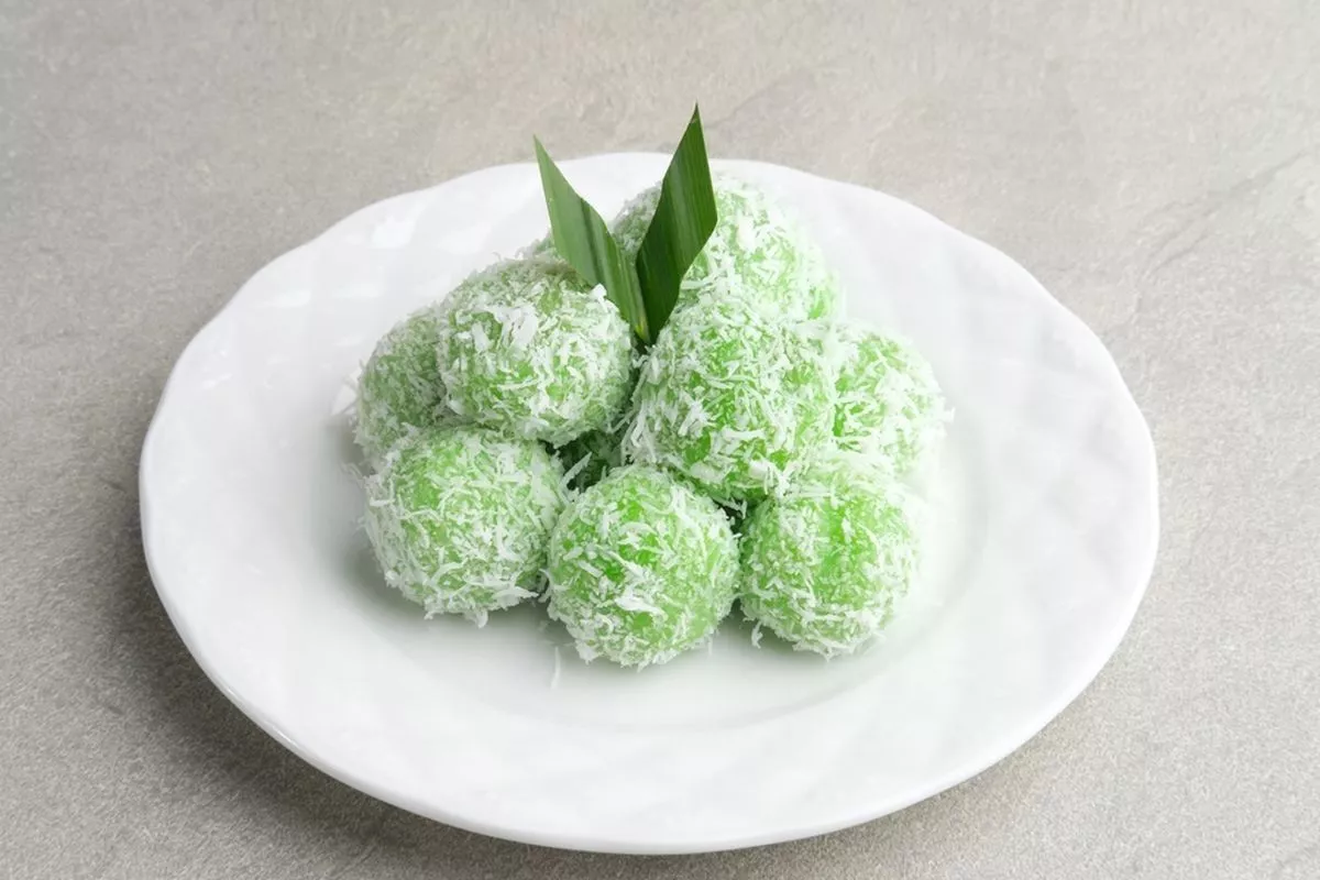 Cara Menguliti dan Mengisi Klepon agar Tidak Gembos dan Bocor