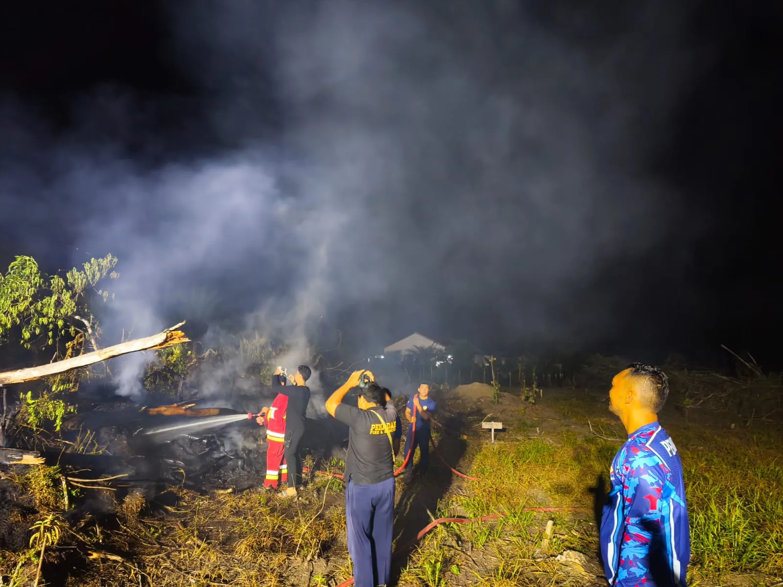 Satpol PP Kuansing Berhasil Padamkan Kebakaran Lahan di Pasar Benai