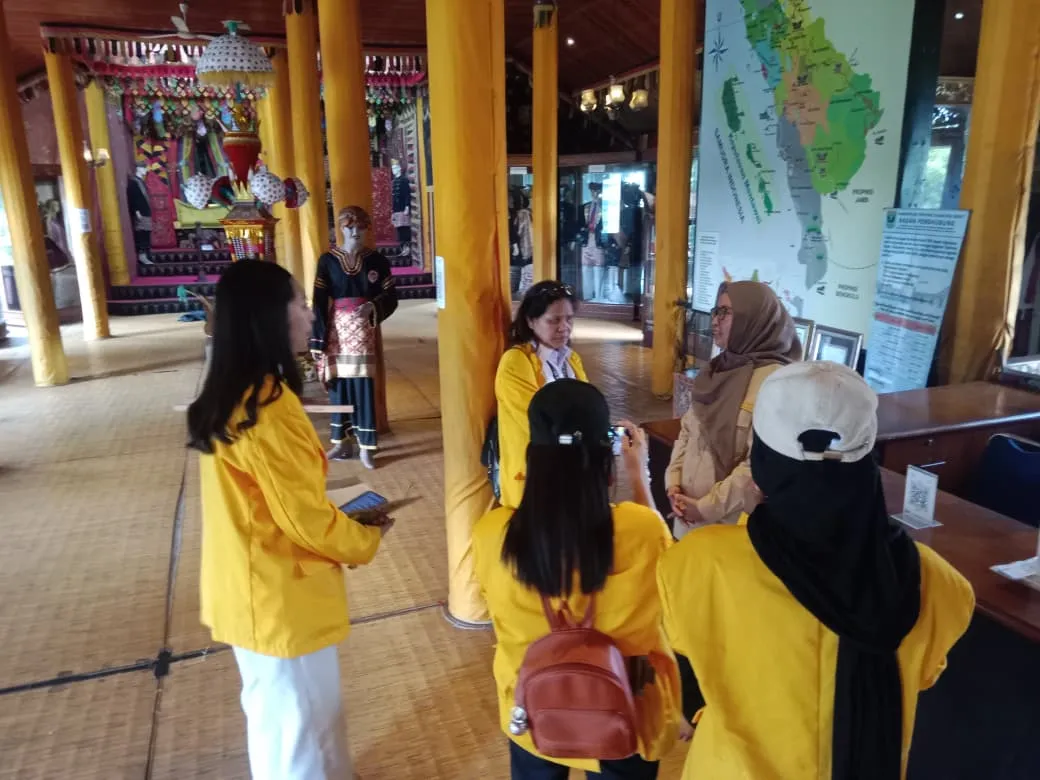 Mahasiswa Universitas Mpu Tantular Gelar Kunjungan Edukatif ke TMII, Dalami Budaya Minangkabau