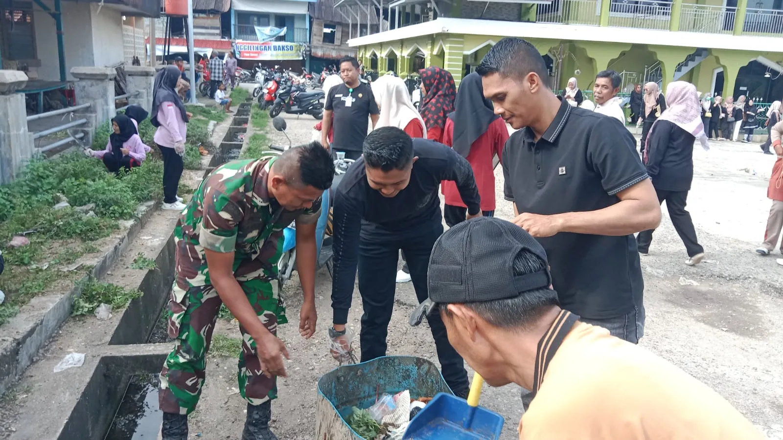 WFH Produktif, ASN dan Unsur Forkopimcam Gotong Royong Bersihkan Lingkungan