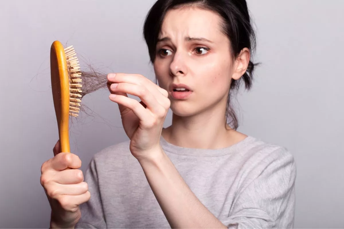 Rambut Rontok Parah Pasca Bersalin? Ini 5 Solusi Alami Paling Ampuh!