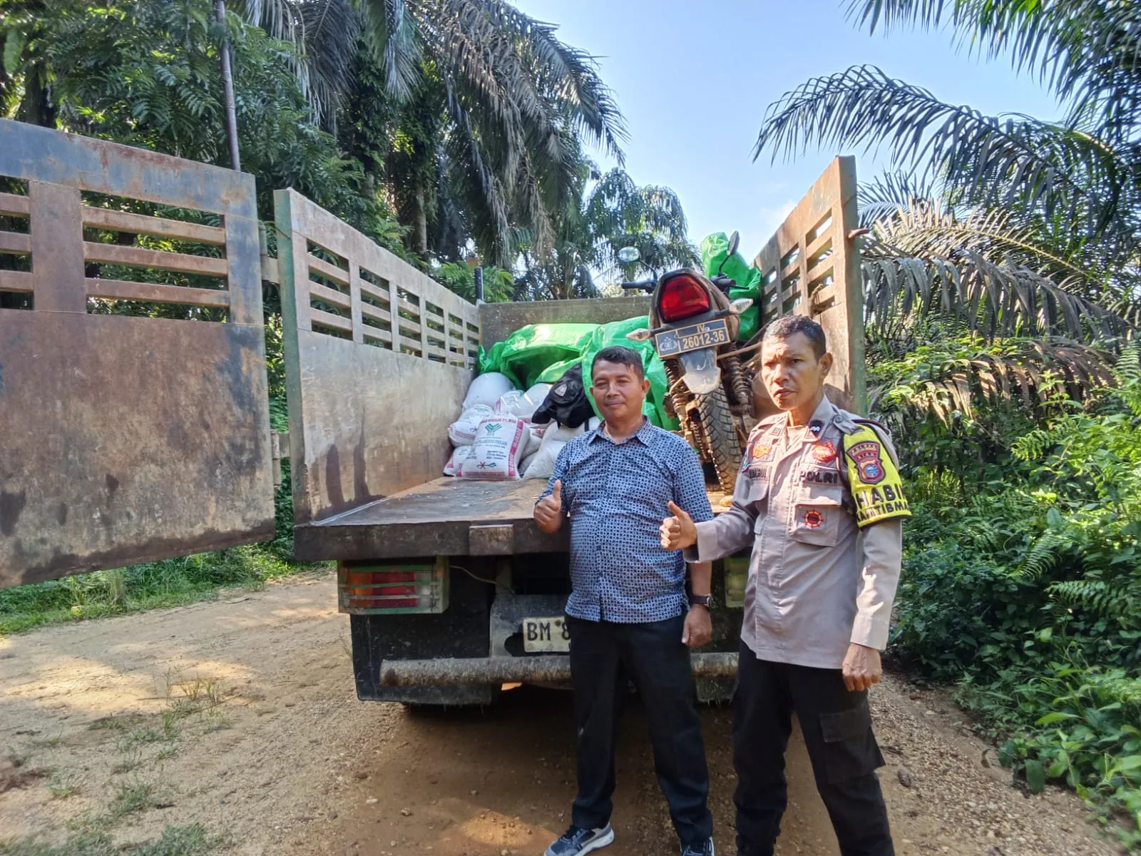 Dukung Swasembada Pangan, Polsek Singingi Hilir Kawal Pendistribusian Jagung Pipil ke Gudang BULOG Pekanbaru