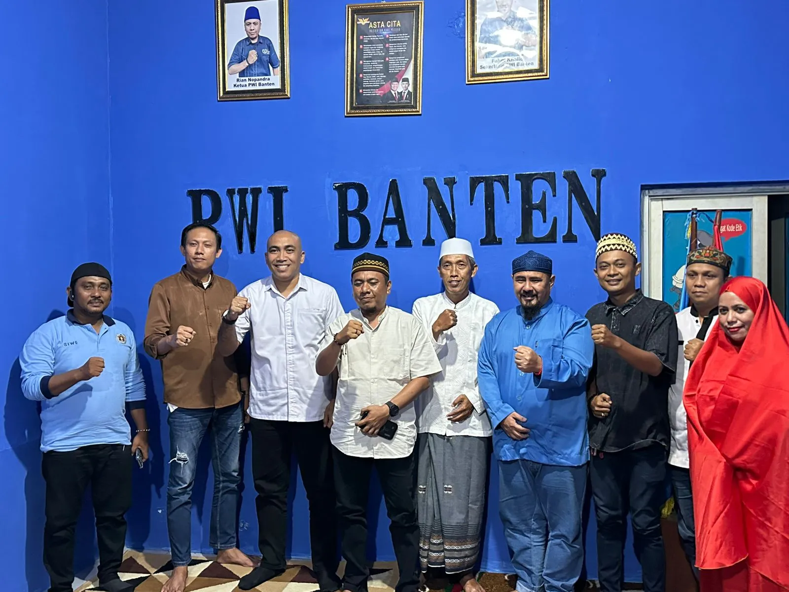 Kepala Seksi Penerangan Hukum Kejaksaan Tinggi Banten Silaturahmi dan Doakan Almarhum Zulmansyah Sekedang ke Sekretariat PWI Banten