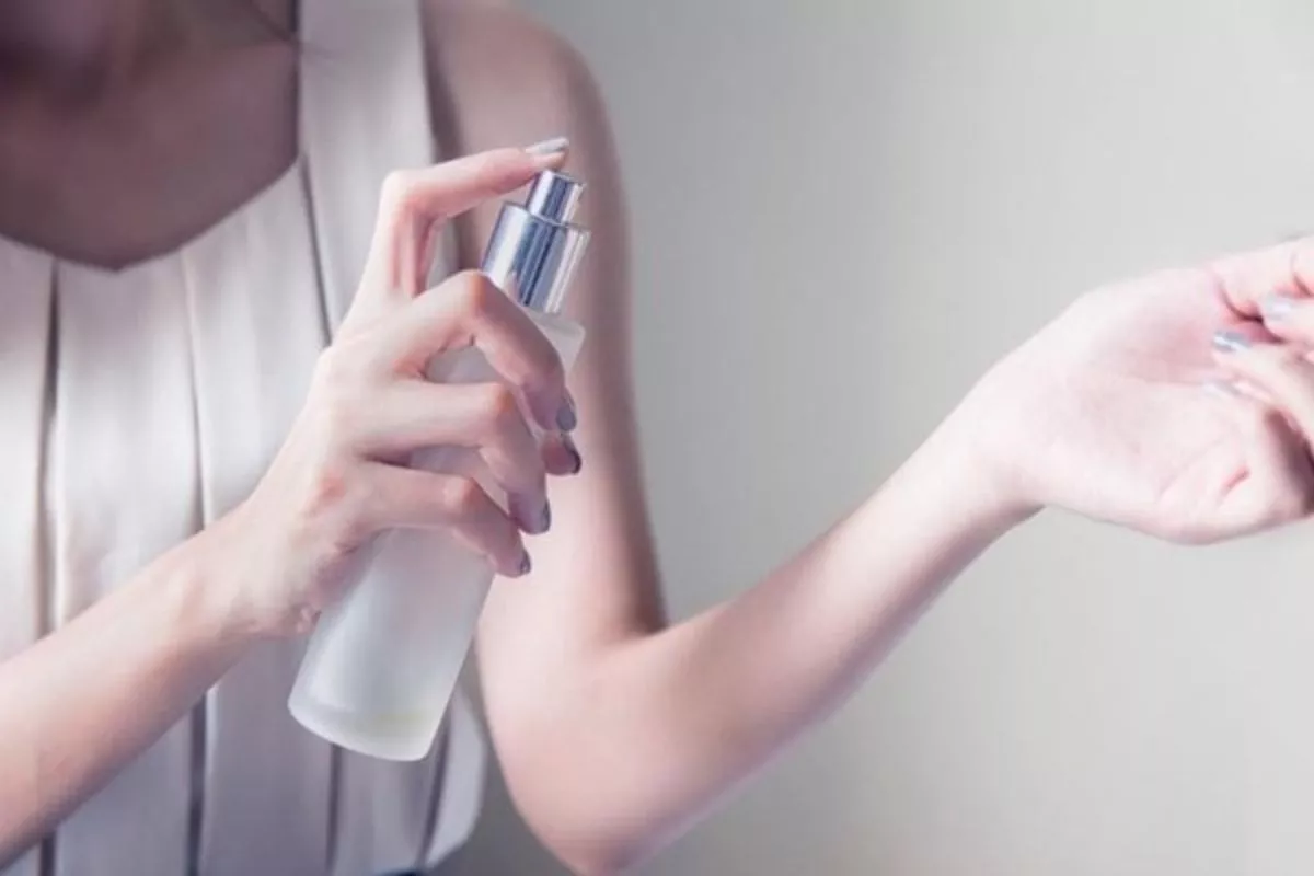 7 Trik Cara Memakai Parfum Agar Tahan Seharian dari Pakar Wewangian