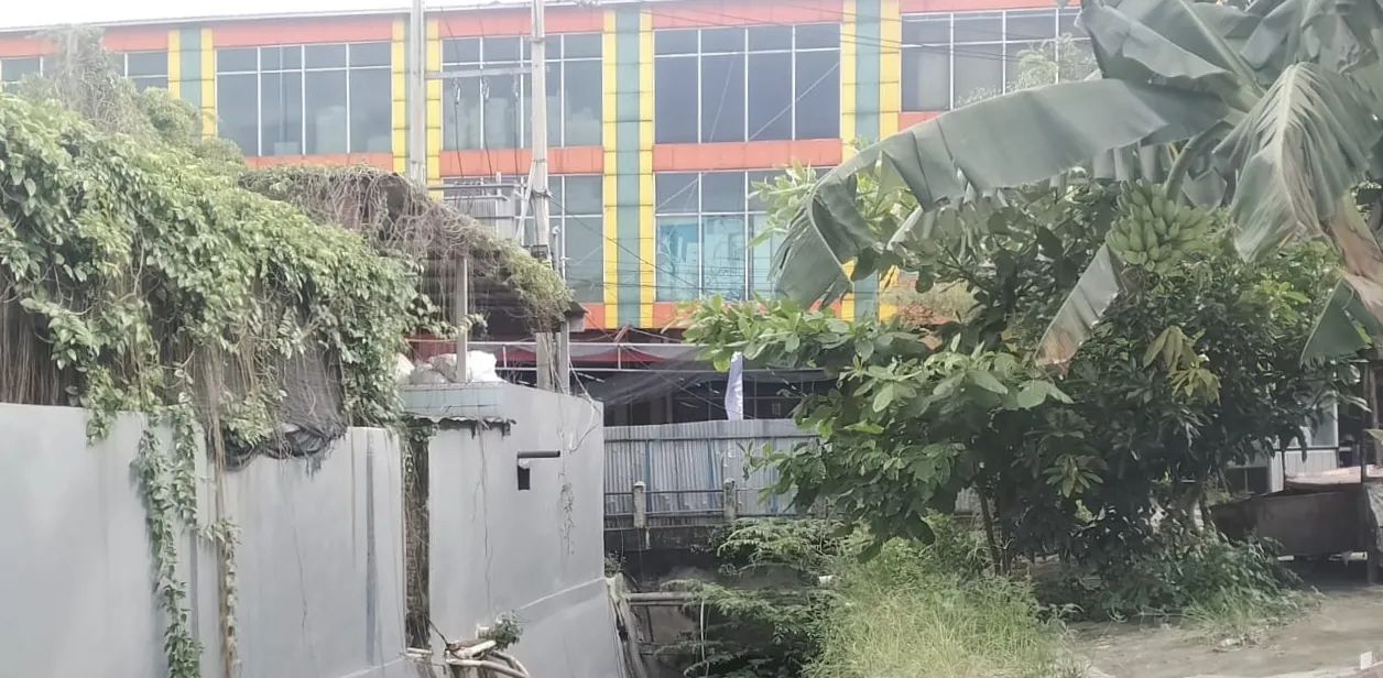 Gudang Diduga Berdiri di Atas Saluran Air di Sawangan Tuai Sorotan