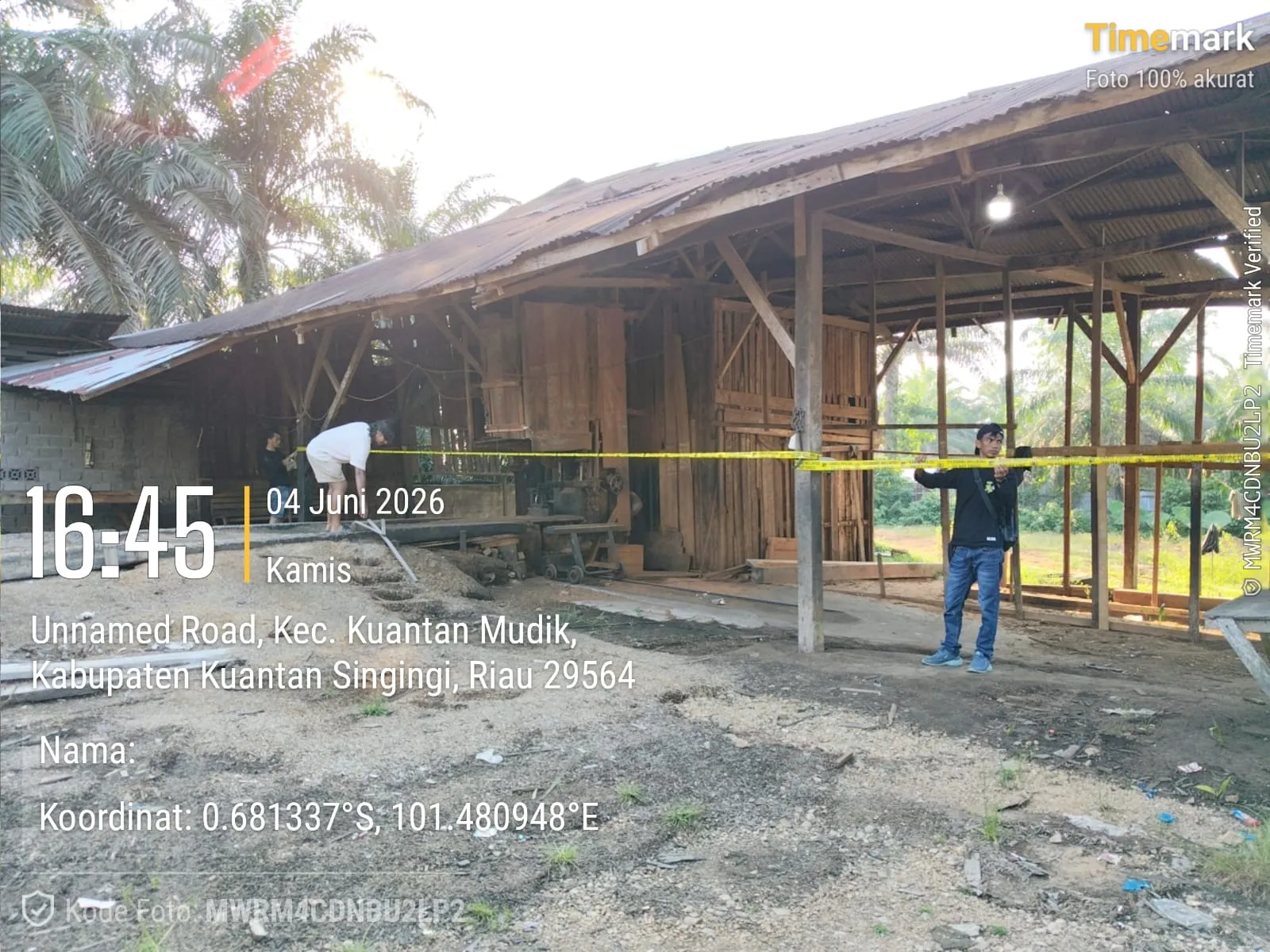 Polsek Kuantan Mudik Pasang Police Line di Sejumlah Lokasi Pengolahan Kayu (Sowmel)