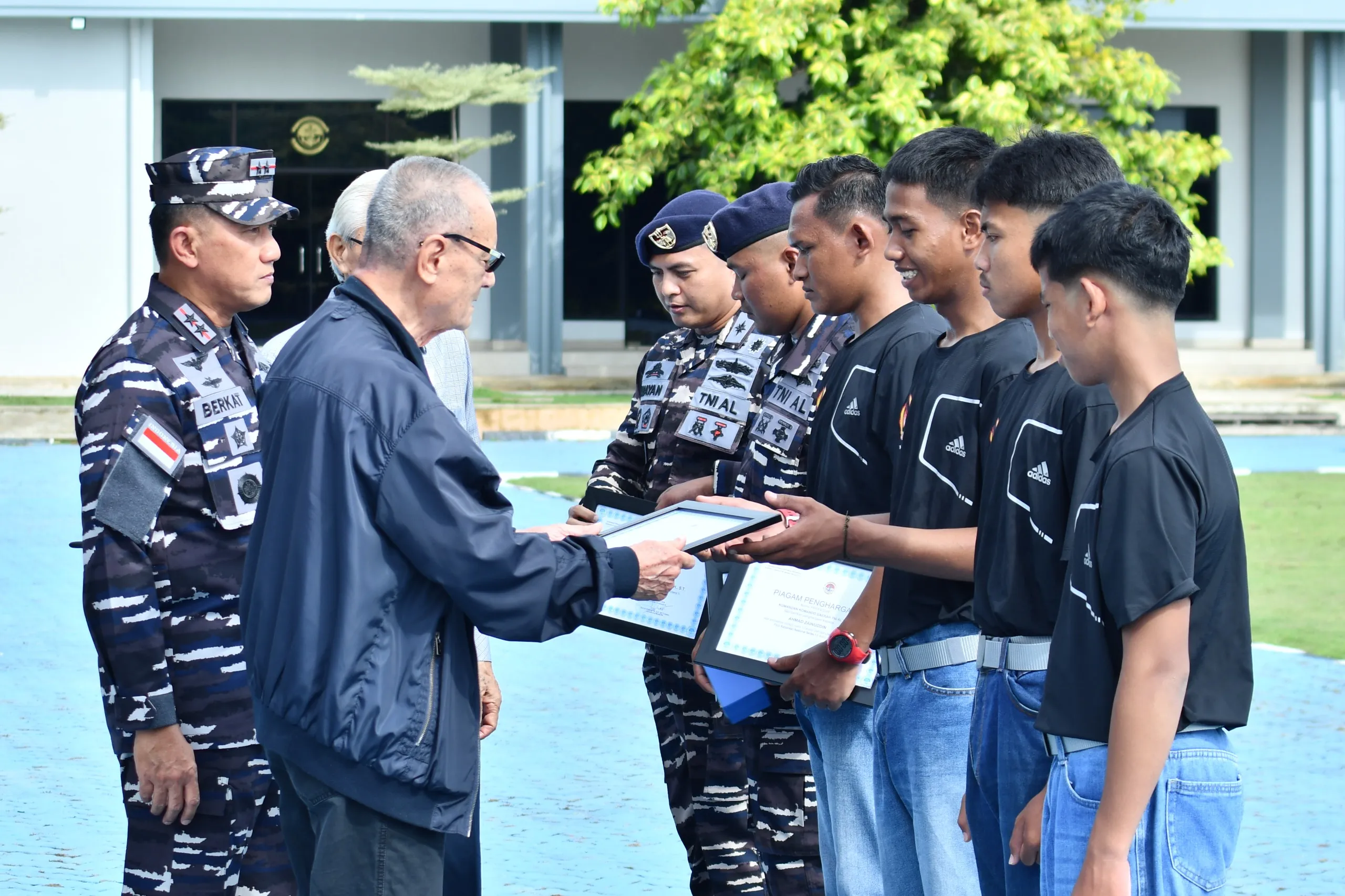 Apresiasi Atlet Berprestasi Ajang Kejurnas, Dankodaeral IV Berikan Penghargaan Atlet Layar Kepri