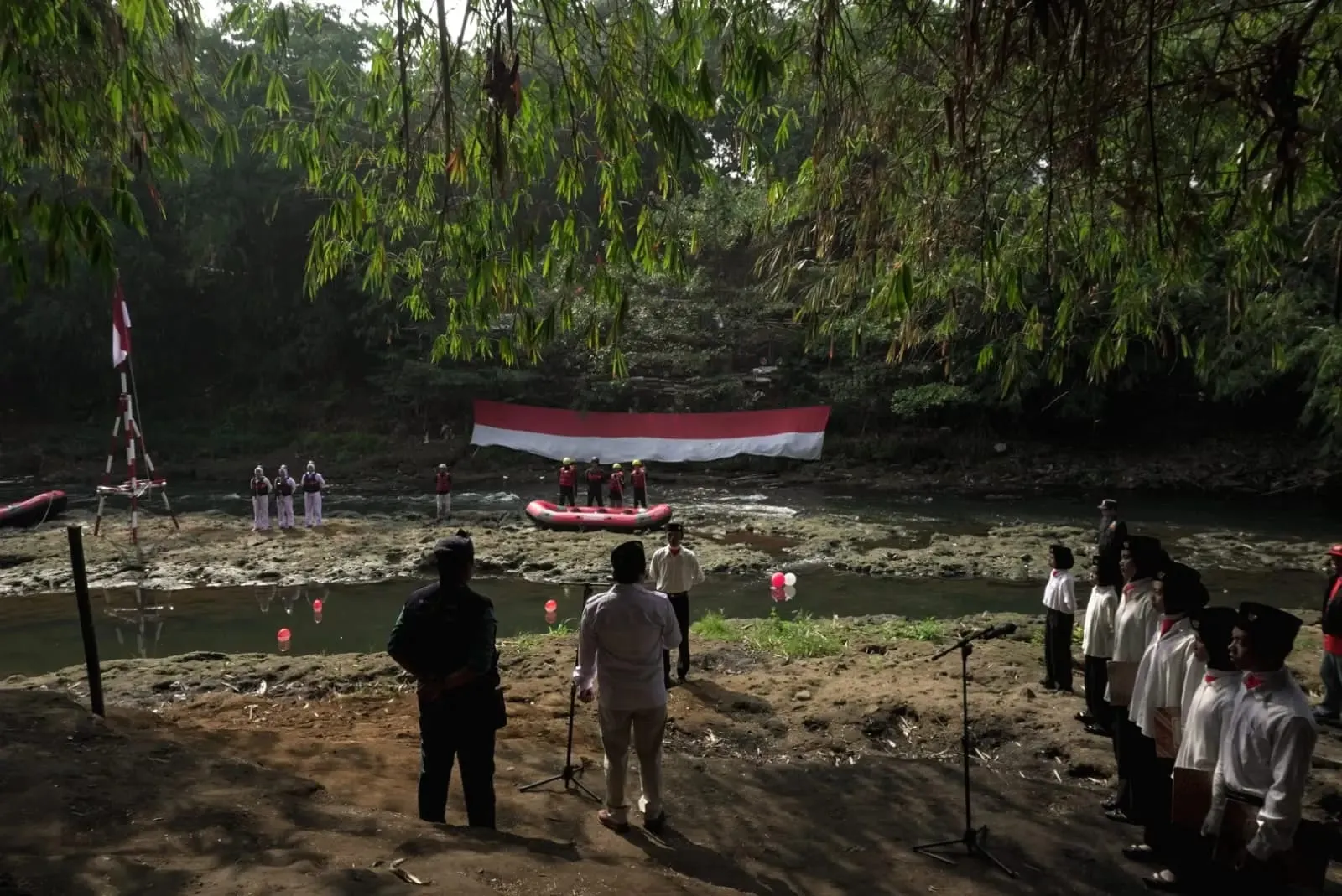 HUT RI ke 81 Komunitas Ciliwung Depok Kibarkan Bendera Merah Putih
