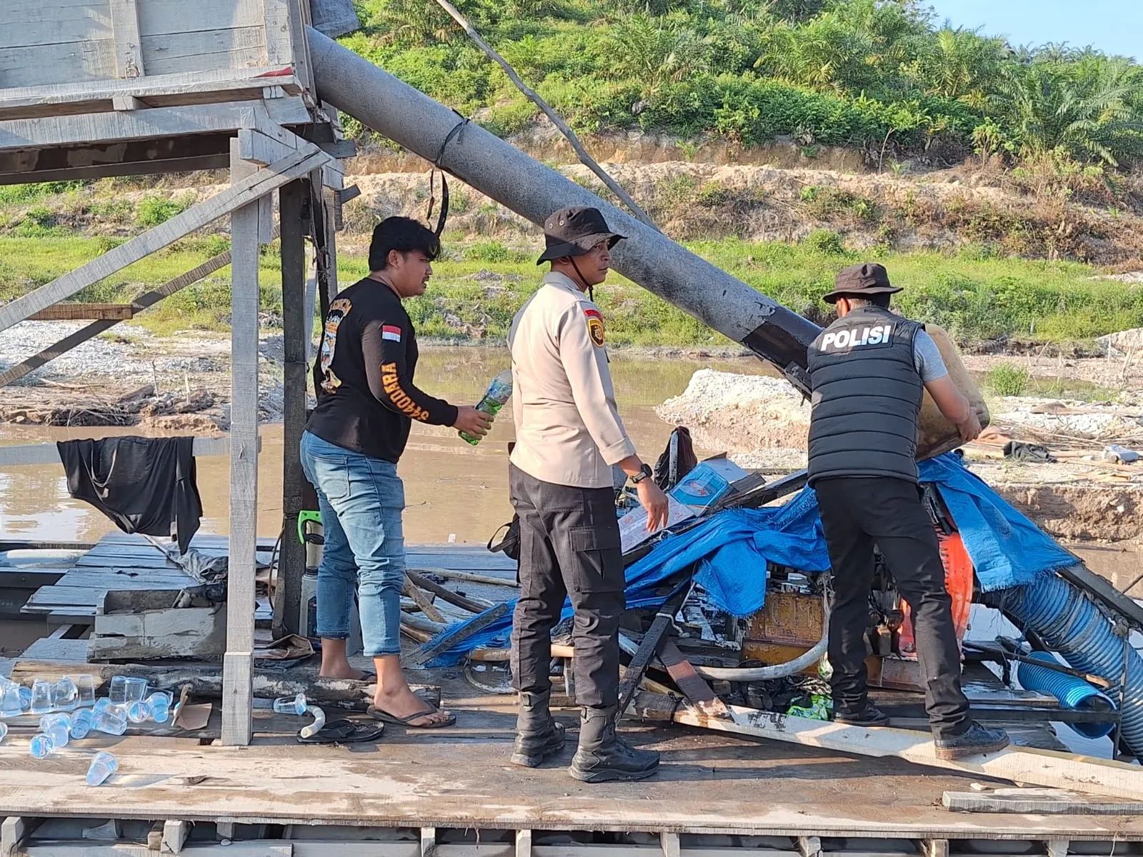 Polsek Benai Tindak Tegas PETI di Desa Tebing Tinggi, Satu Rakit Dimusnahkan di Lokasi
