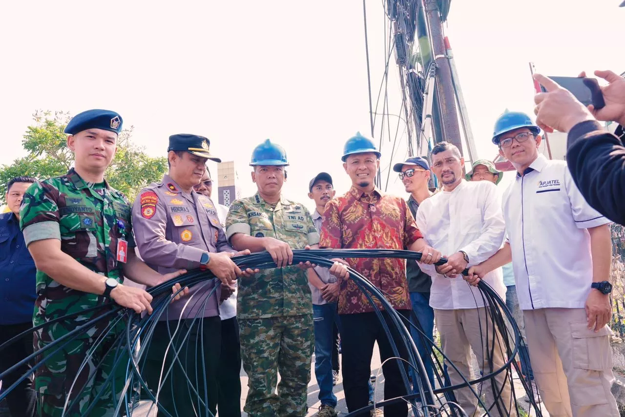 Rusak Estetika dan Bahayakan Masyarakat, Wako Pekanbaru Agung Nugroho Mulai Tertibkan Kabel Fiber Optik