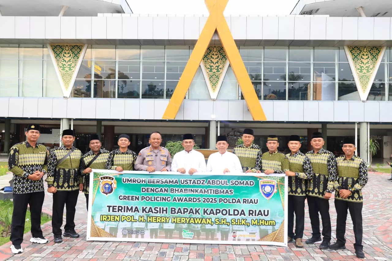 Polda Riau Berangkatkan 10 Bhabin Peraih Green Policing Award Umroh ke Tanah Suci