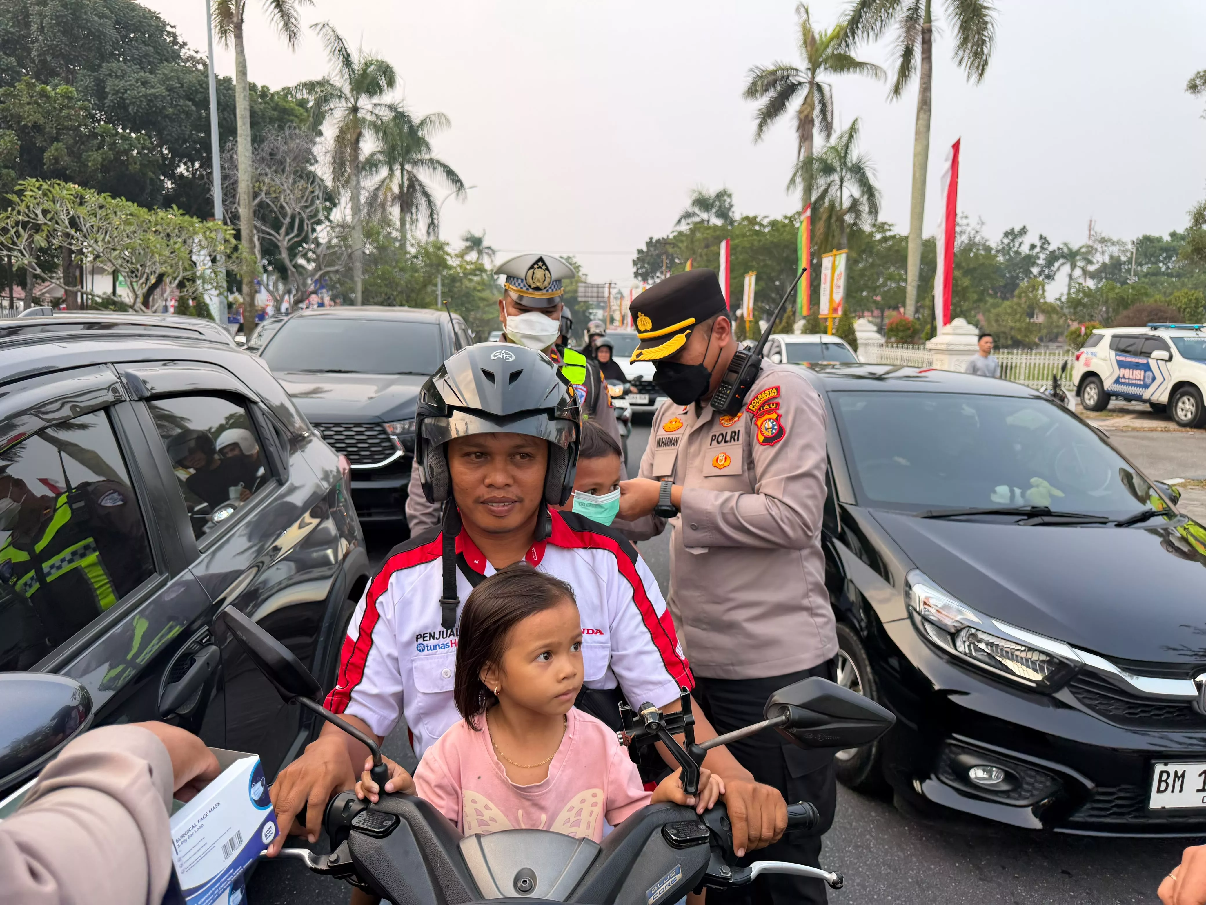 Antisipasi ISPA, Satlantas Polresta Pekanbaru Bagi 1.700 Masker Gratis ke Pengendara 
