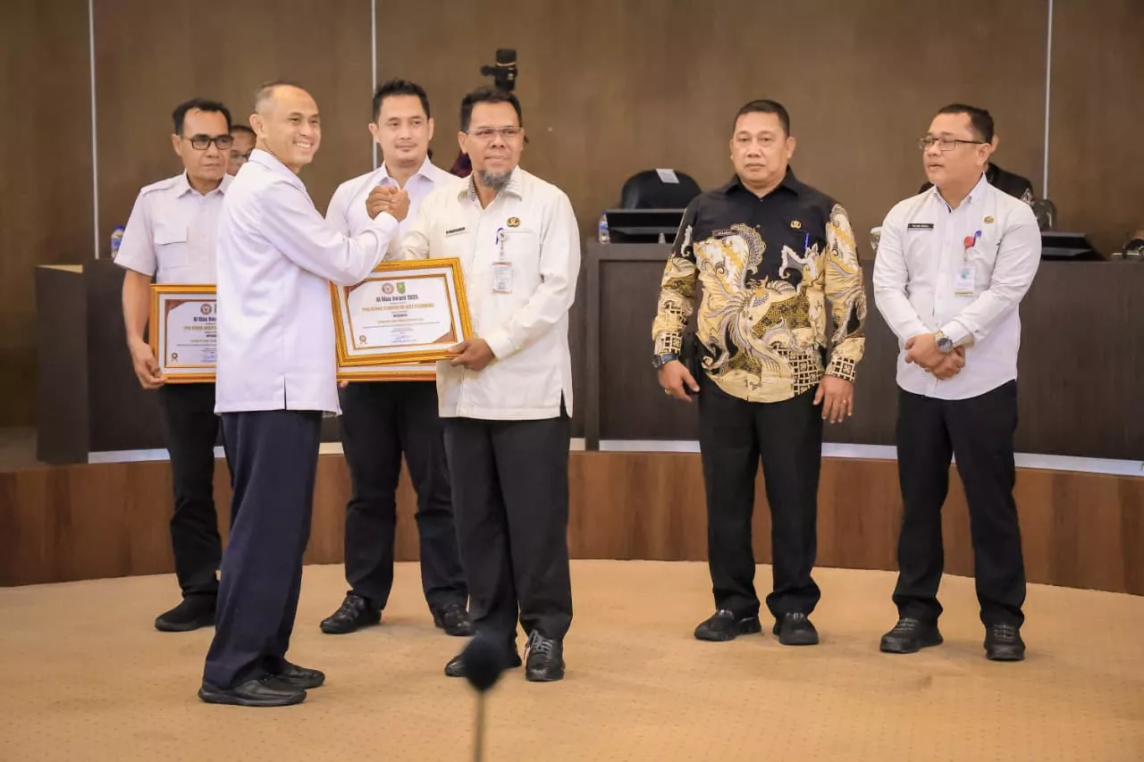 Pemko Pekanbaru Terima Penghargaan dari KI Riau Award 2025, Raih Predikat Informatif 
