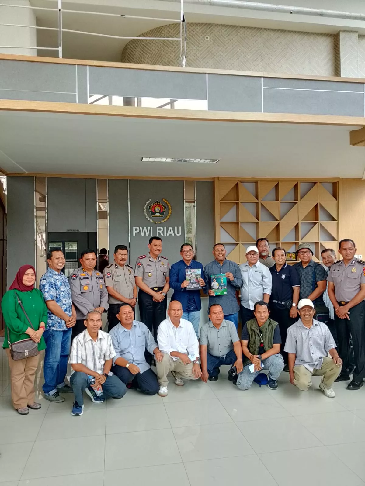 Anjangsana ke PWI Riau, Kabid Humas Polda Riau Sosialisasikan Call Center 110