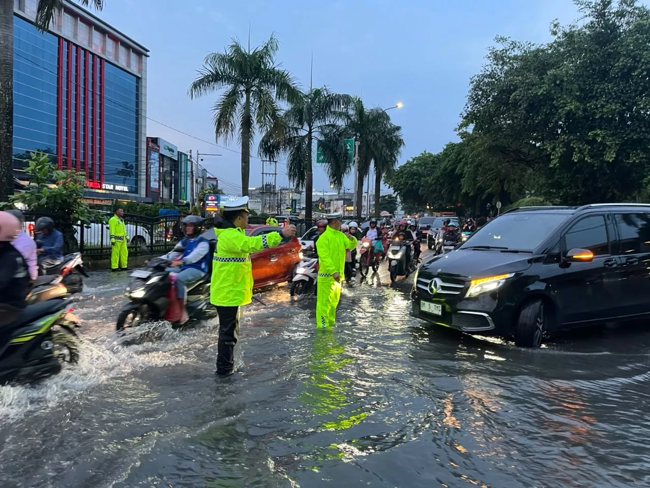 Jalan Sudirman Tergenang Air, Satlantas Polresta Pekanbaru Bergerak Cepat Antisipasi Penumpukan Kendaraan