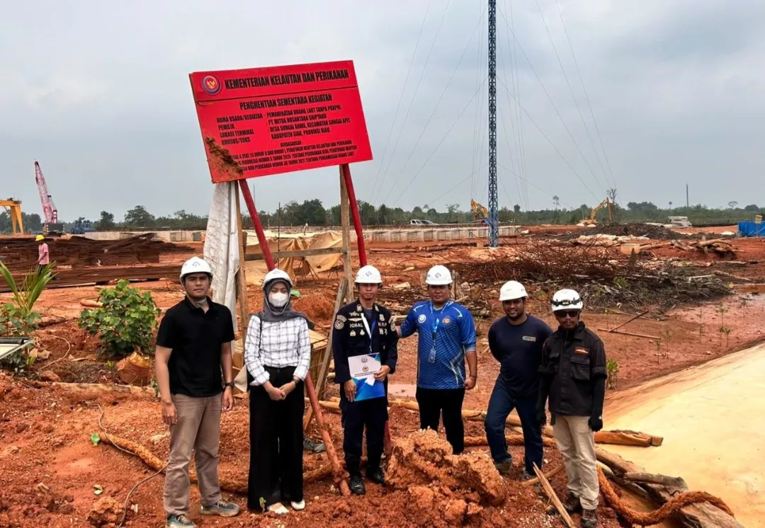 KKP Lepas Papan Segel Tanda Penghentian Sementara Kegiatan PT MNS