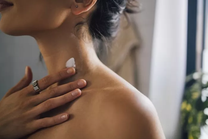 Wajah Glowing Tapi Leher Keriput? Ini Kata Dokter Kulit!