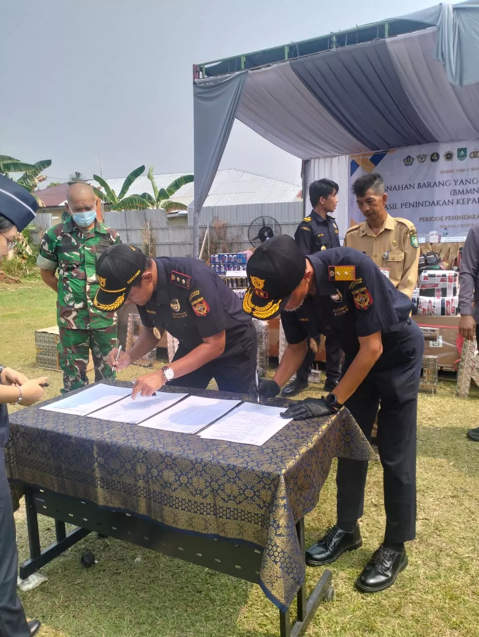 Bea Cukai Bengkalis Musnahkan 1,4 Juta  Rokok dan iPhone Ilegal