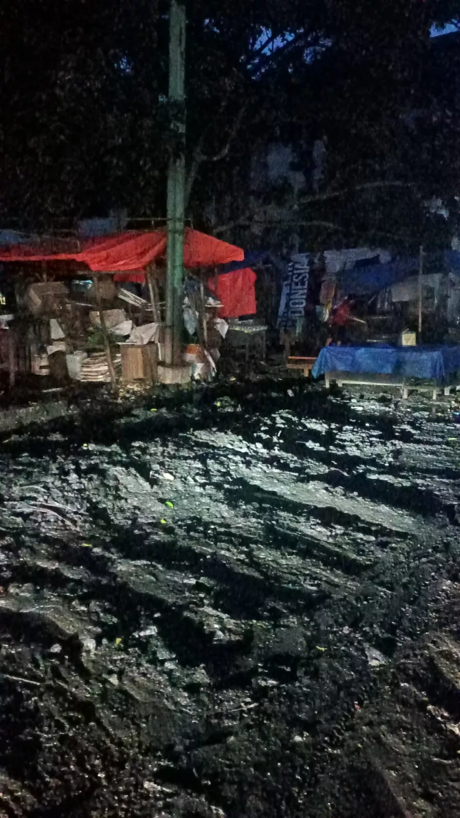 Pedagang Pasar Inpres Bangkinang Keluhkan Sampah Hasil Pembersihan Drainase Berserakan