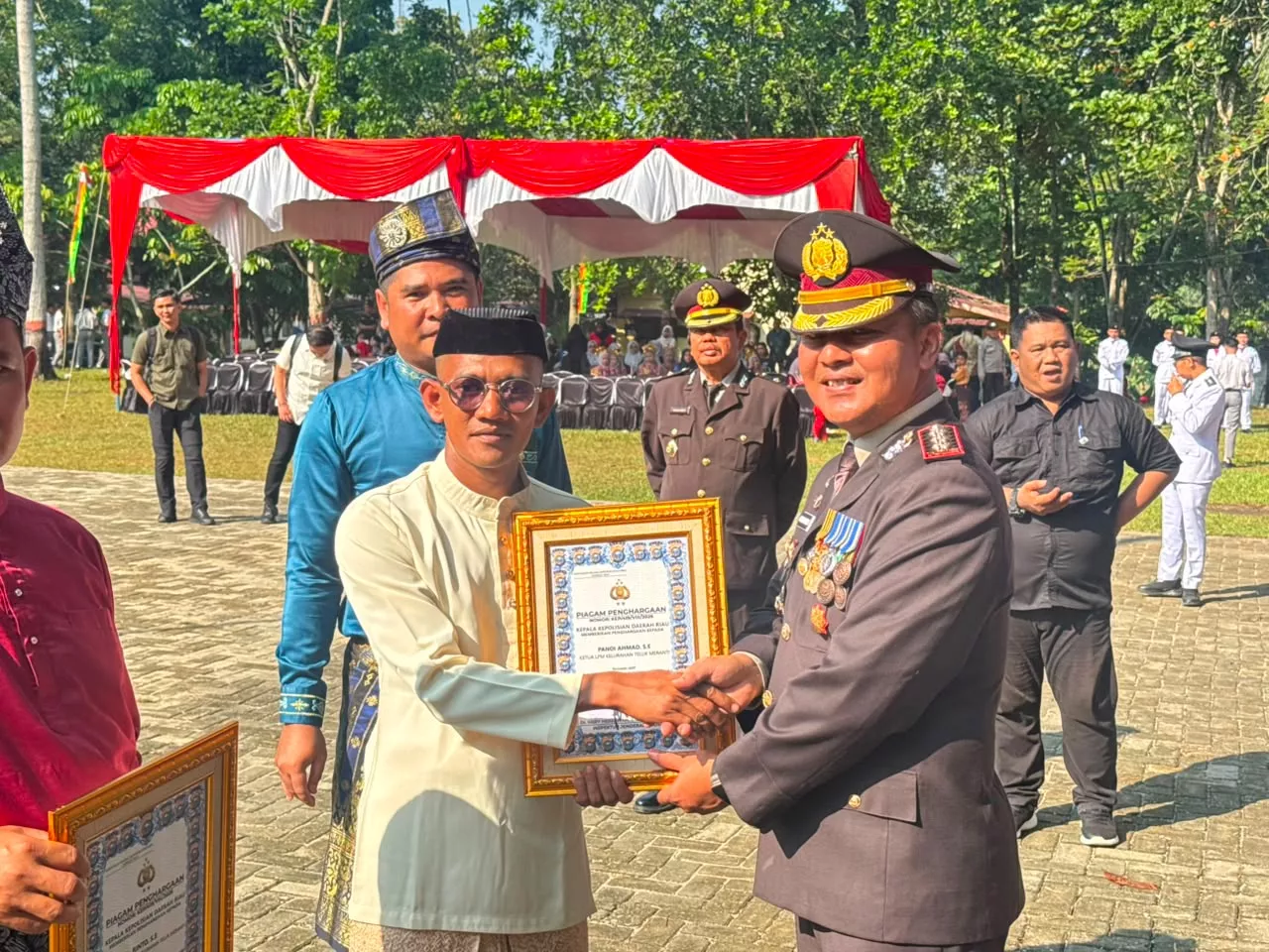 Kapolda Riau Beri Penghargaan 355 Personel dan Mitra Ekspedisi Merah Putih Presisi