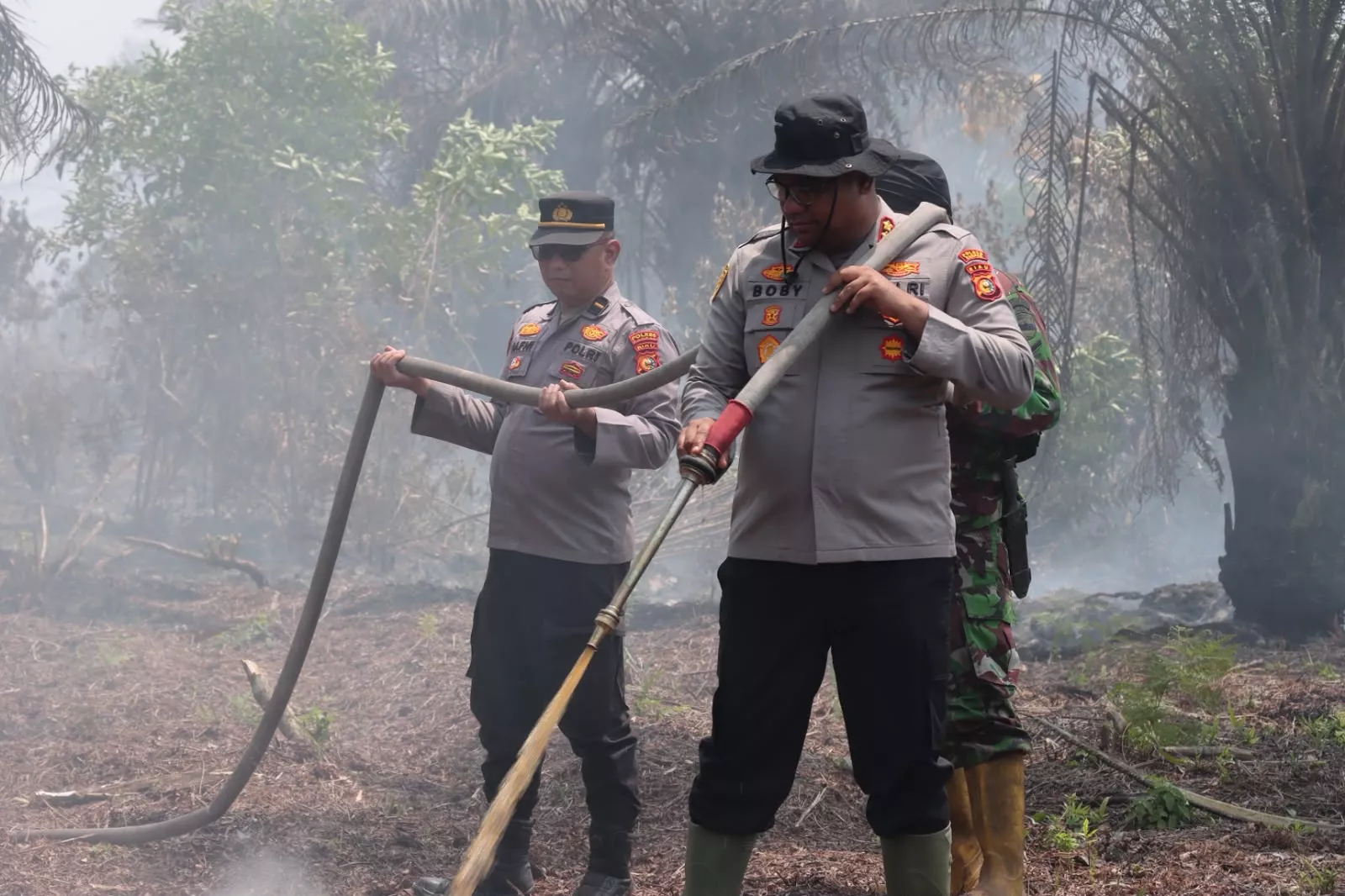 Karhutla Lahan Gambut Meluas di Kualu Nenas, Kapolres Kampar Turun Langsung Pimpin Penanganan   