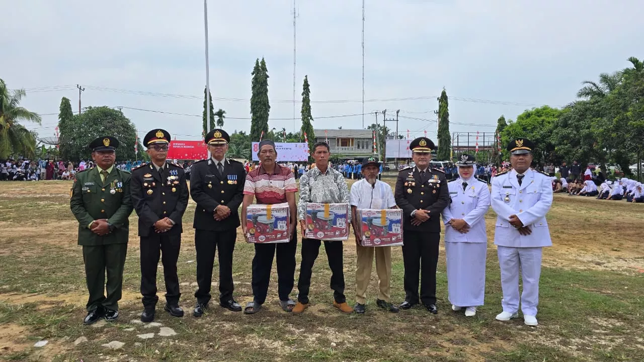 Dirpamobvit Polda Riau Pimpin Upacara HUT RI ke-81 di Kempas Berlangsung Khidmat, Diwarnai Penghargaan dan Penyaluran Bantuan