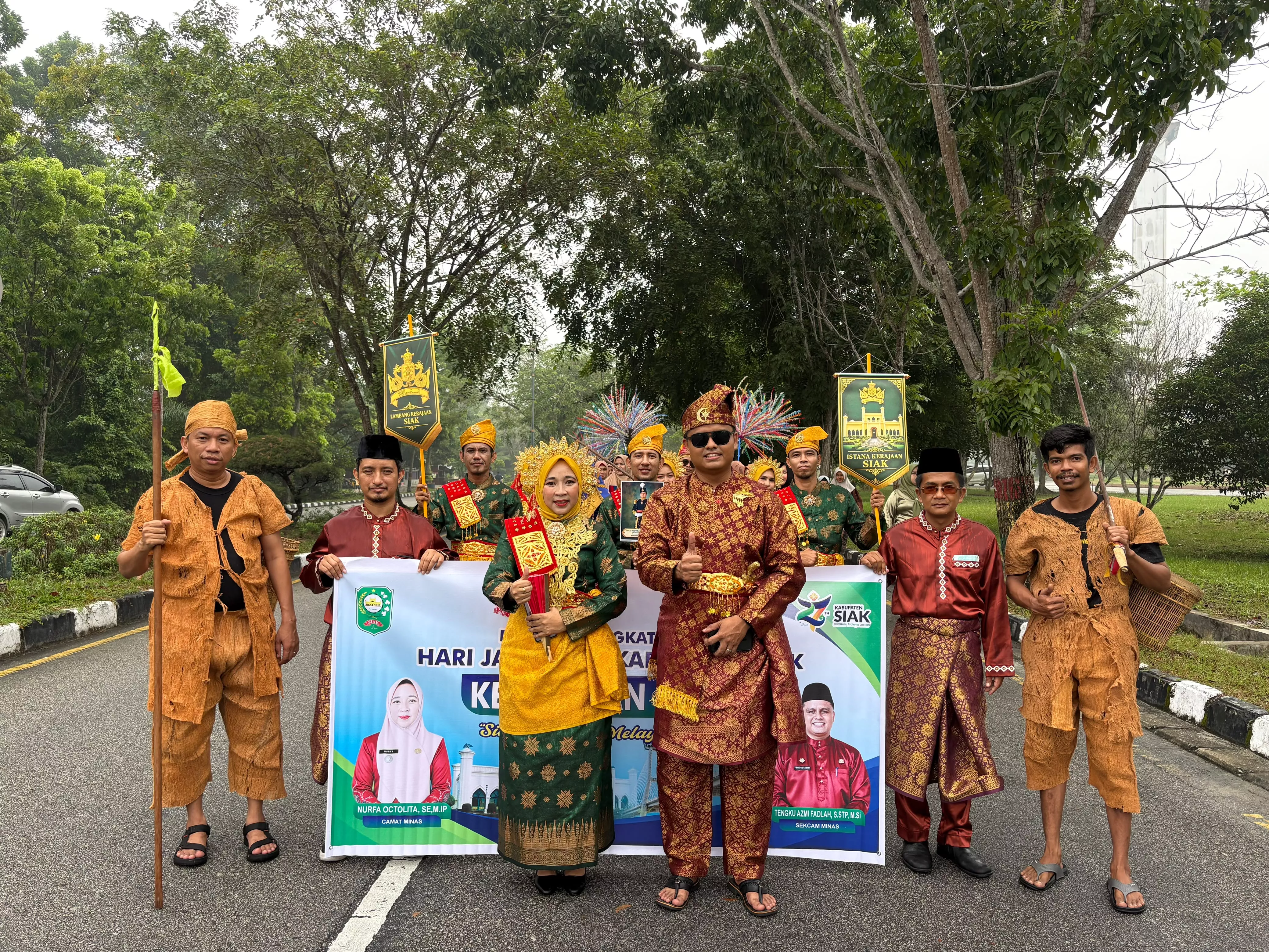 Dalam Pawai HUT Ke-27 Kabupaten Siak Pemerintah Kampung Minas Barat Angkat Budaya Sakai