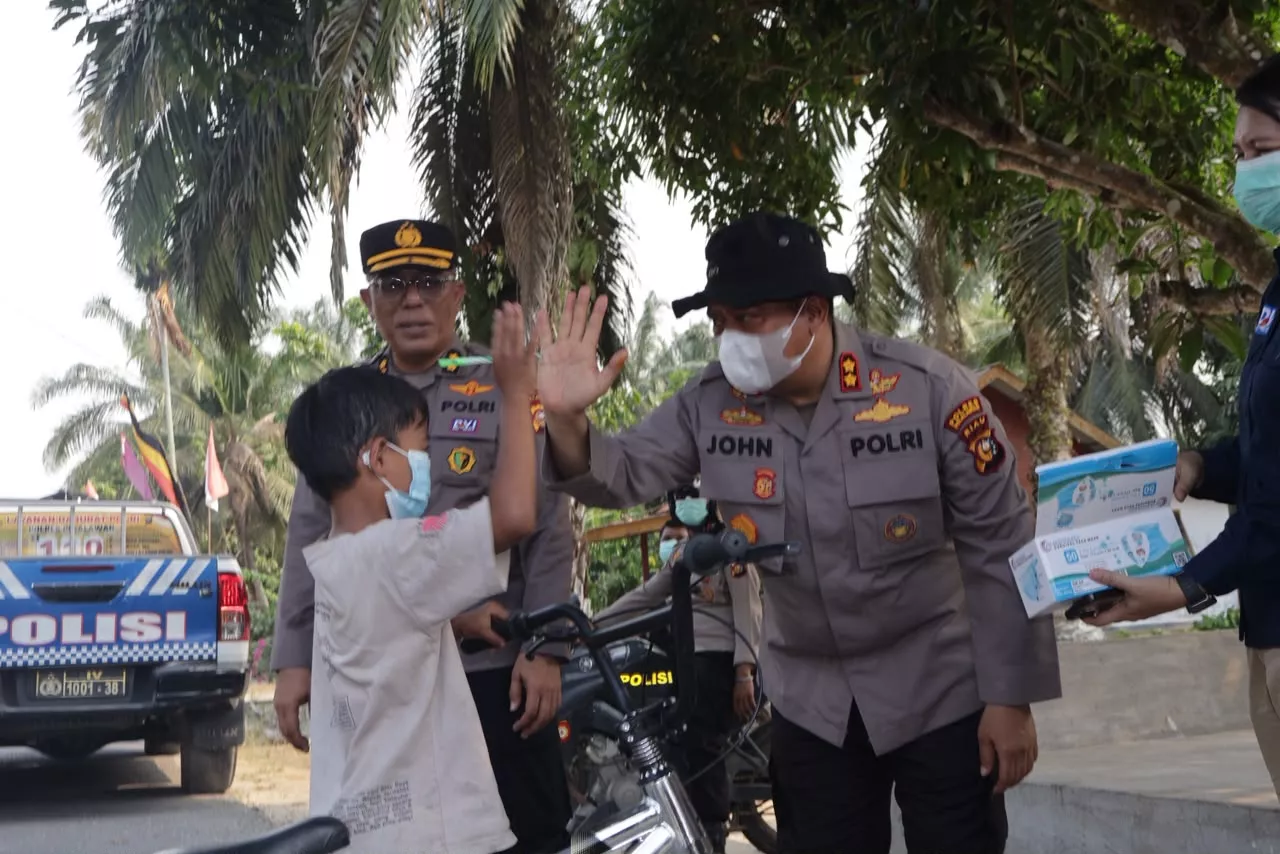 Polda Riau Kerahkan Tim Kesehatan dan Trauma Healing ke Wilayah Terdampak Karhutla di Kerumutan