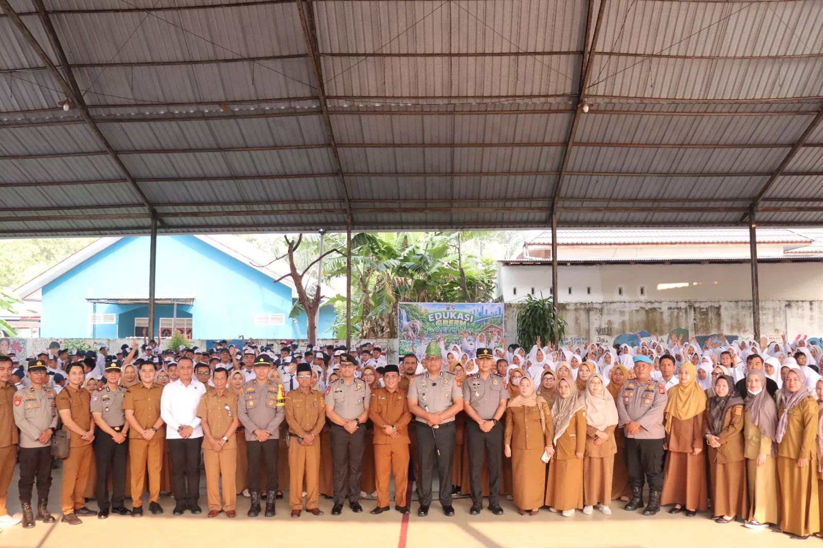 Kapolres Kampar AKBP Boby Putra Ramadhan Sebayang Tanam 10 Pohon di SMPN 1 Bangkinang, Tanamkan Cinta Alam Sejak Dini
