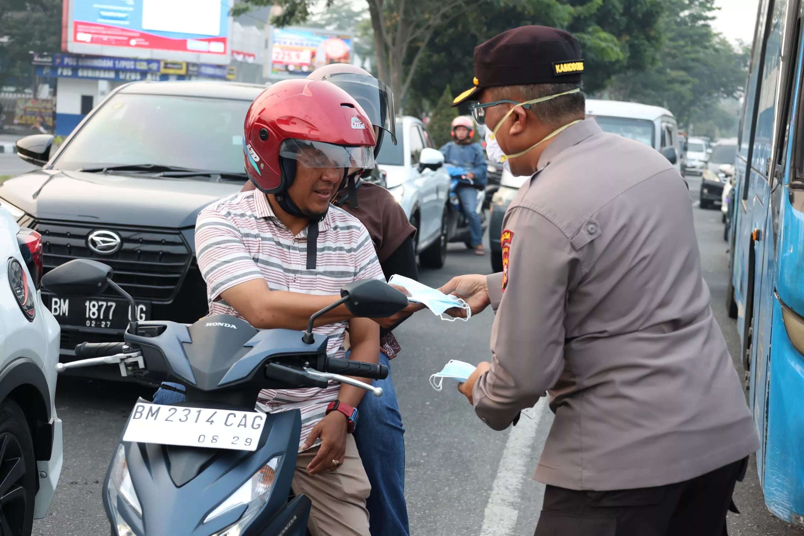 Antisipasi Dampak Asap Karhutla, Polda Riau Bagikan 2.500 Masker kepada Warga Pekanbaru