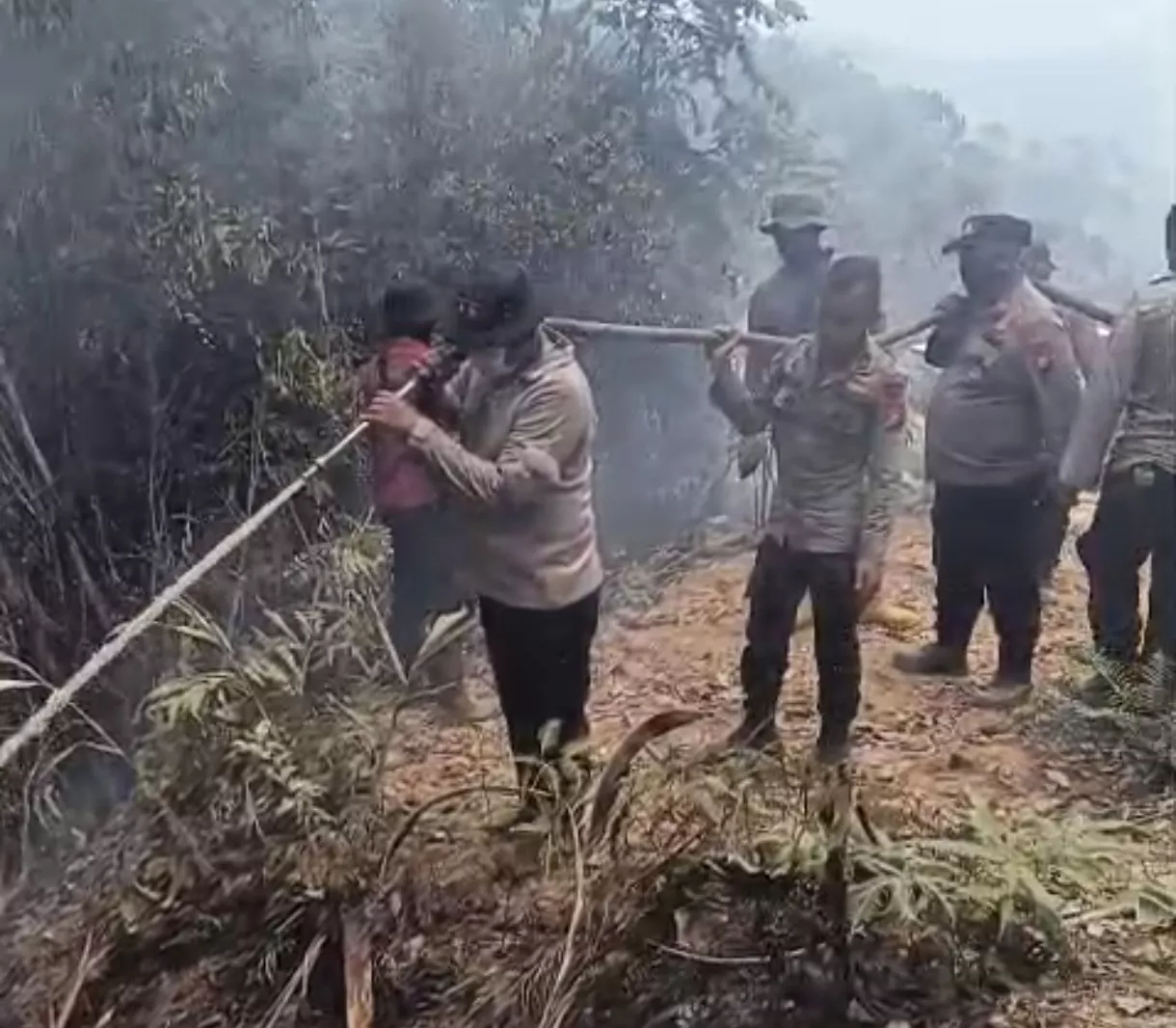 Kapolres Kampar Tempuh 5 Jam ke Lokasi, Pimpin Pemadaman 7 Titik Api