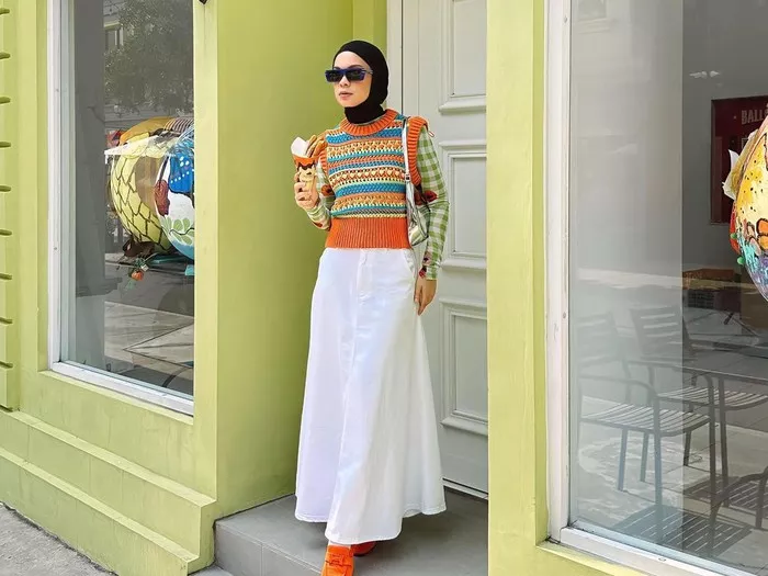 Panduan Pakai Baju Tabrak Warna Sesuai Personal Color ala Tantri Namirah