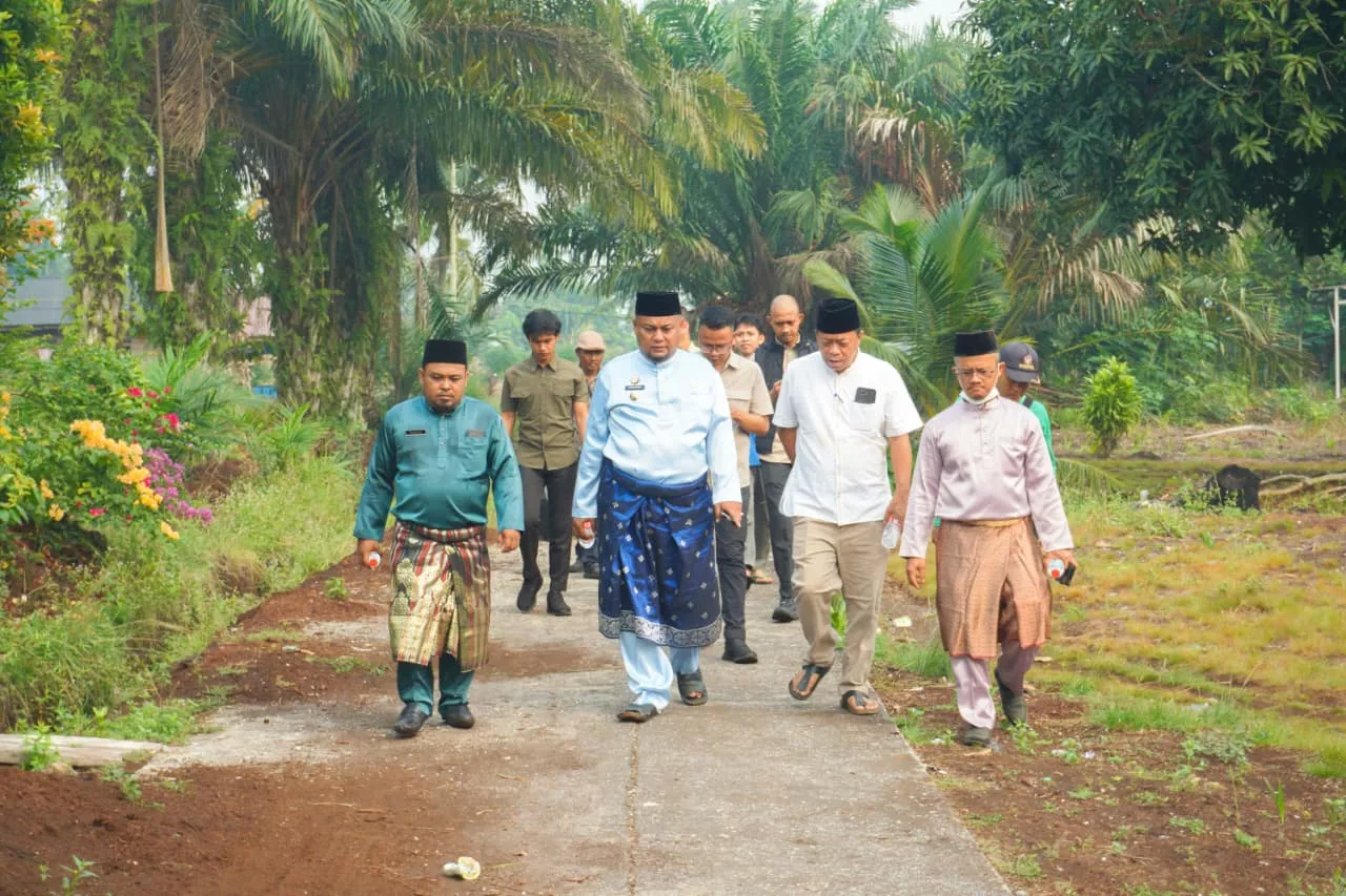 Wabup Siak Syamsurizal Keliling Empat Kampung Serahkan Bantuan untuk Lansia dan Disabilitas di Sungai Apit