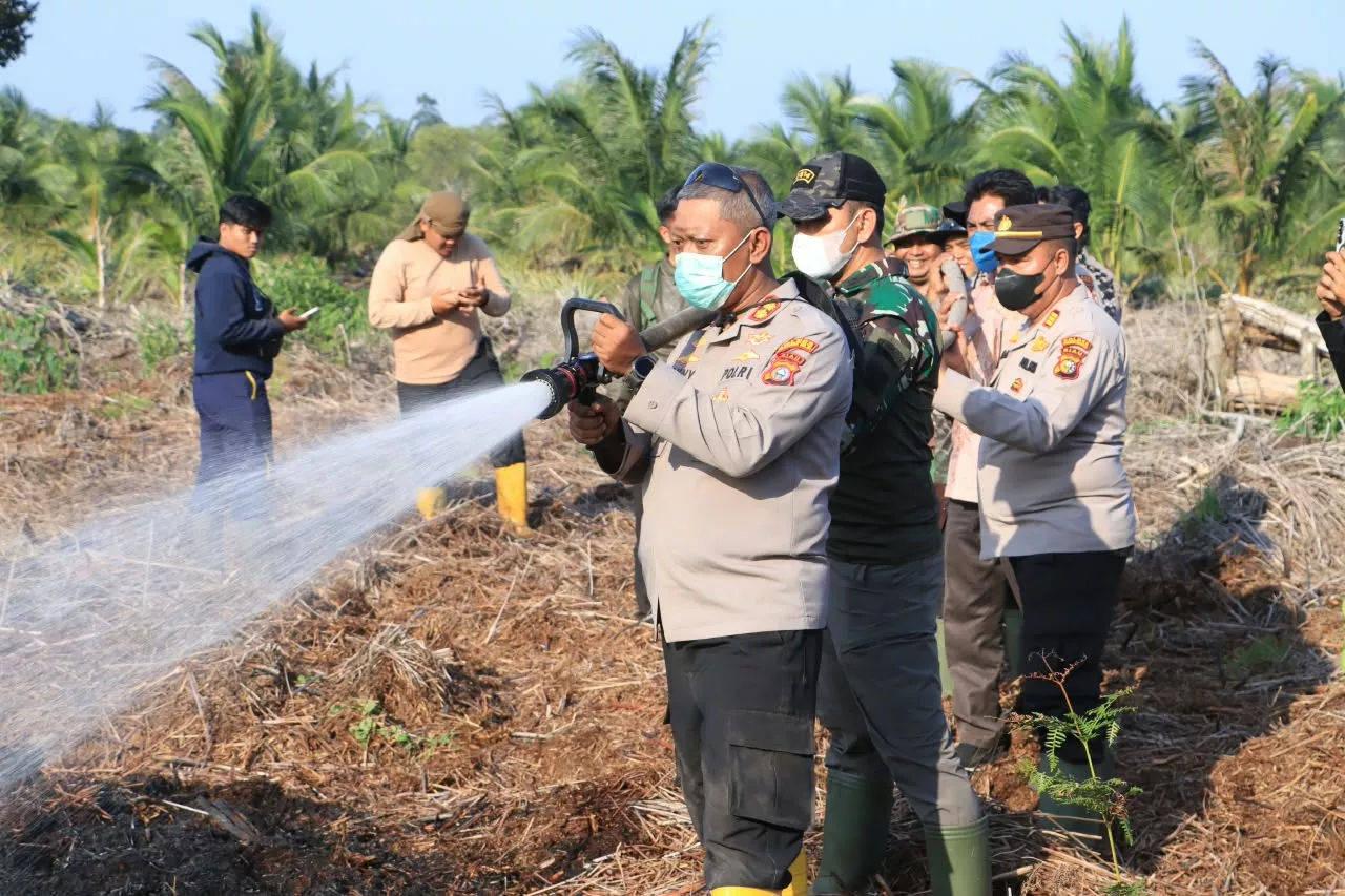 Kapolres Indragiri Hilir AKBP Donny Eko Listianto bersama Dandim 0314 Inhil Letkol Arm. Wahib Mustofa Fathurrahman, M.Han. Pimpin Pemadaman dan Pendinginan Hotspot di Gaung