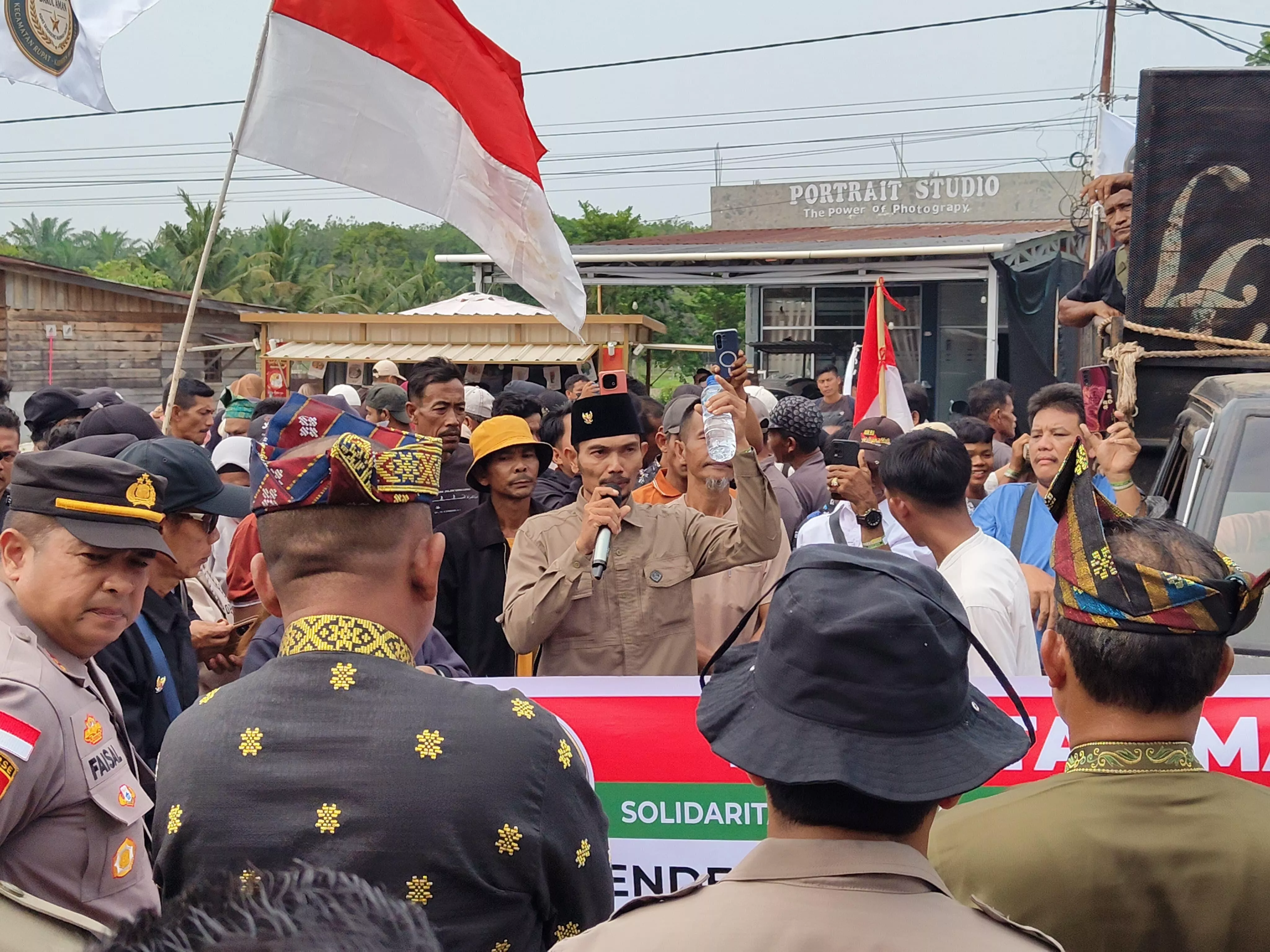 Konflik Lahan dengan WN Malaysia Kembali Memanas, Ratusan Warga Geruduk Kantor Camat Rupat