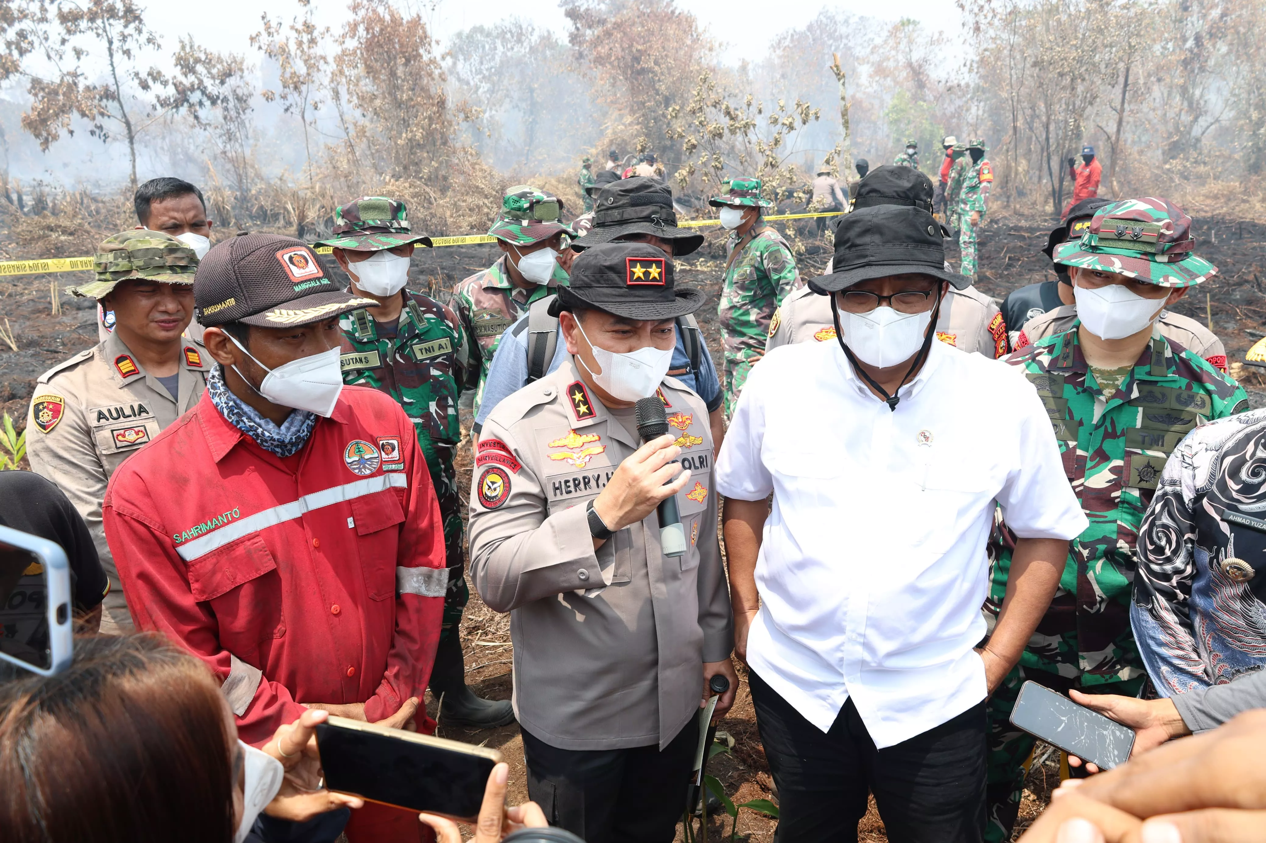 Menteri LH dan Guru Besar Kehutanan Cek Karhutla di Kampar, Kapolda Paparkan Dashboard Green Policing