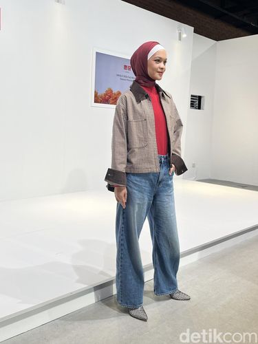 Eksplorasi gaya layering, outer, dan denim ala Tantri Namirah untuk tampilan harian yang modis nan nyaman. Foto: Dok. Gresnia/Wolipop.