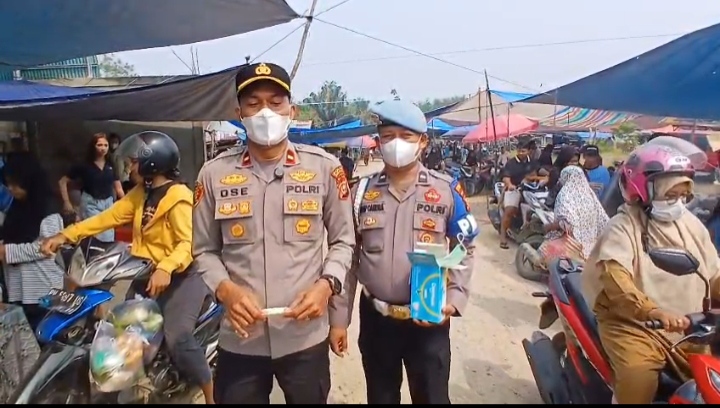 Cegah Karhutla, Polsek Rambah Samo Bagikan Masker dan Ingatkan Warga Ancaman Pidana