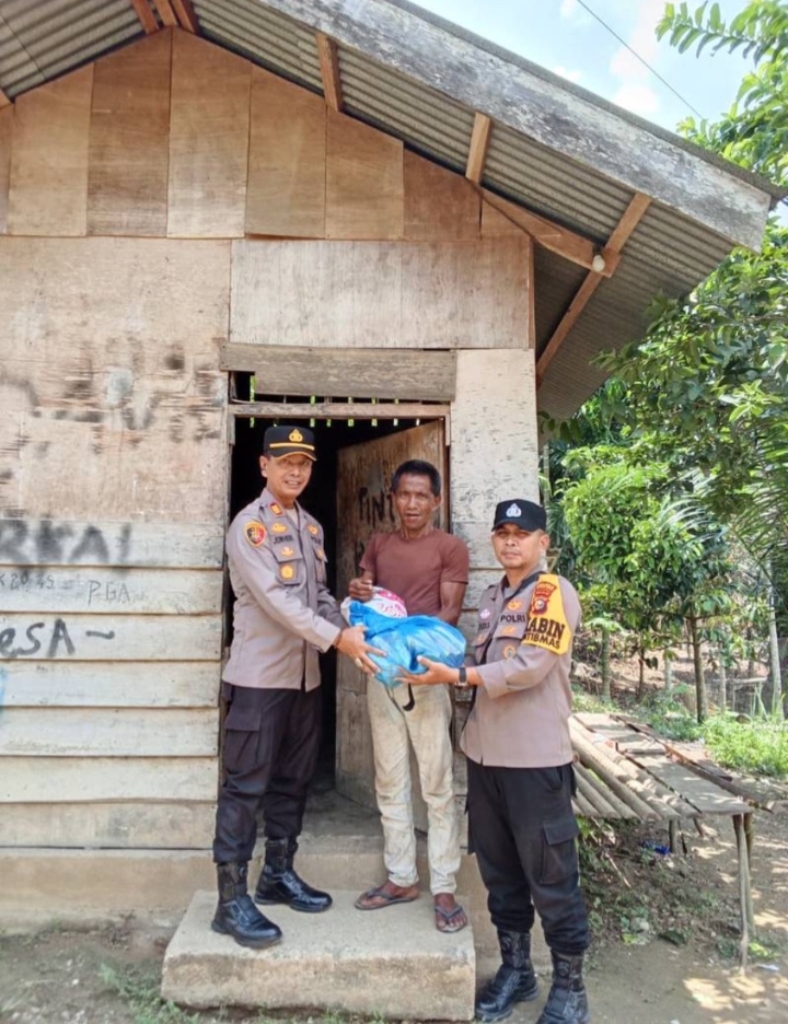 Lewat Program JALUR, Polsek Tambusai Sambangi Warga dan Salurkan Bantuan Sembako
