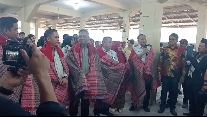 Bupati Anton Hadiri Pernikahan Soesuardi-Desti, Ulos Batak Jadi Simbol Kehormatan Keluarga