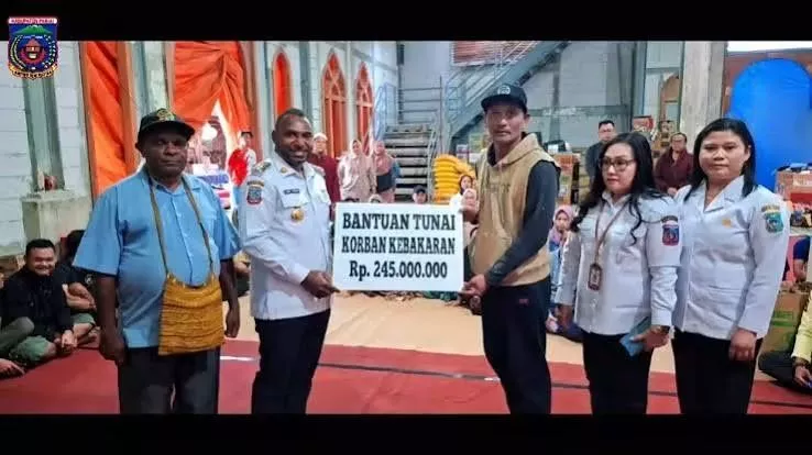 Bupati Paniai Yampit Nawipa  Serahkan Uang Tunai dan Bahan Bangunan untuk Korban Kebakaran