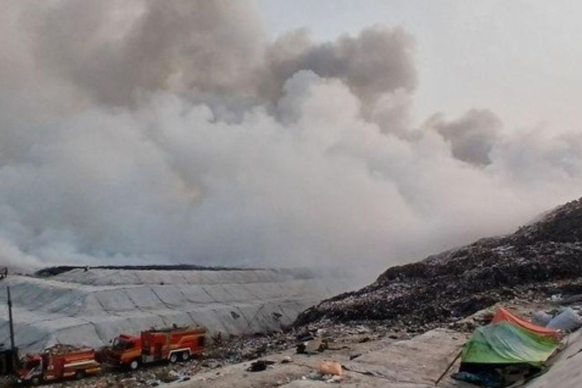 Bahaya Polusi Gas Beracun Akibat Kebakaran TPA Jatiwaringin