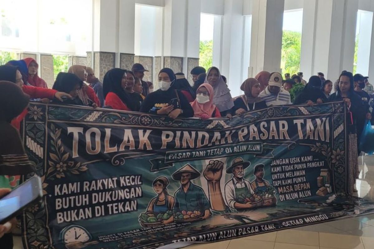 Emak-emak Nunukan Protes Relokasi Pasar Tani di Gedung DPRD