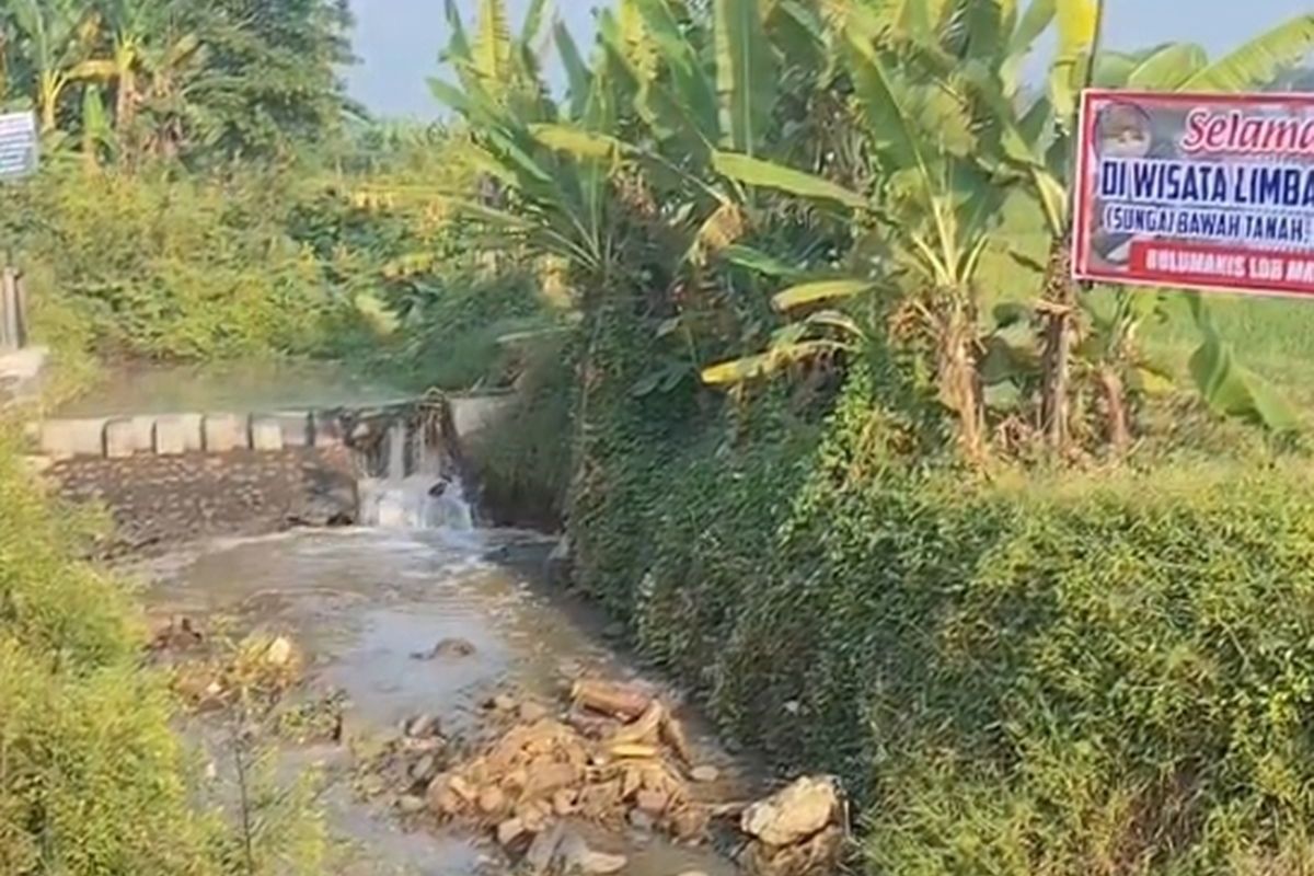 Warga Pati Protes Pencemaran Sungai Mbango dengan Spanduk Sindiran