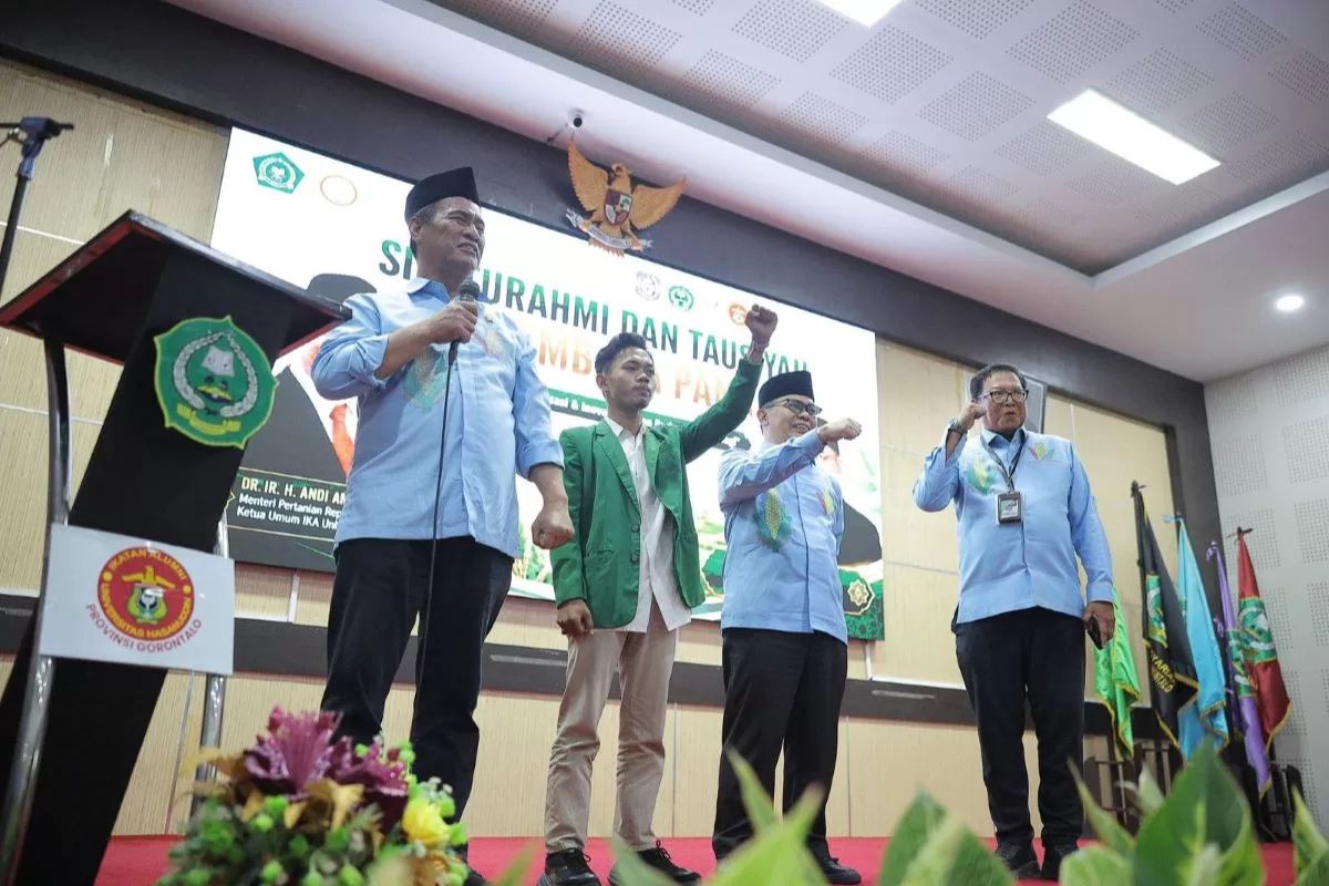 Momen Mentan Amran Beri Traktor Usai Diinterupsi Mahasiswa