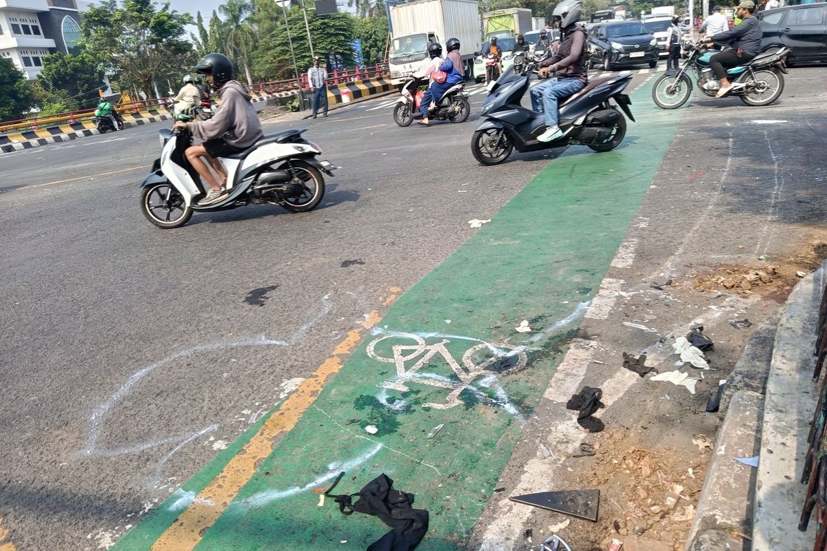 Diduga Rem Blong, Truk Tabrak Belasan Motor di Simpang Unisma Bekasi